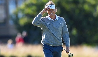 Langer birdies 9 out of 10 final holes for a share of the lead