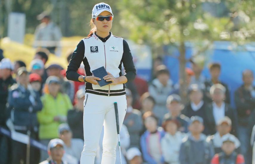 Minjee Lee took the lead on Saturday with a bogey-free 8-under 64.