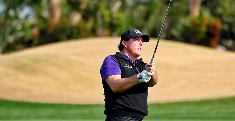Phil Mickelson leadind by 2 shots after Round 2.