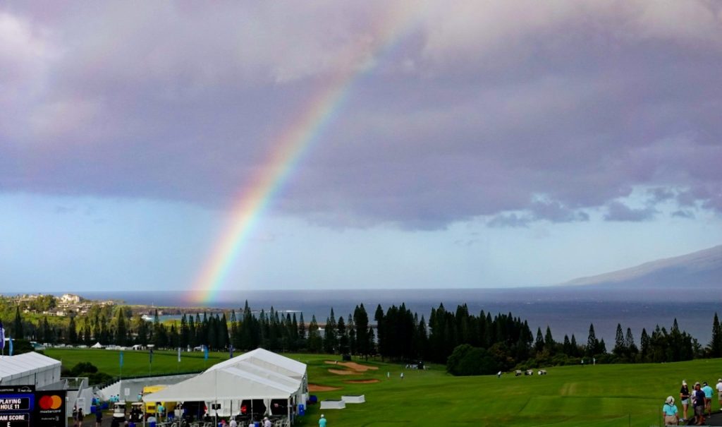 Kevin Tway shot a bogey-free round for one-shot lead in Hawaii.