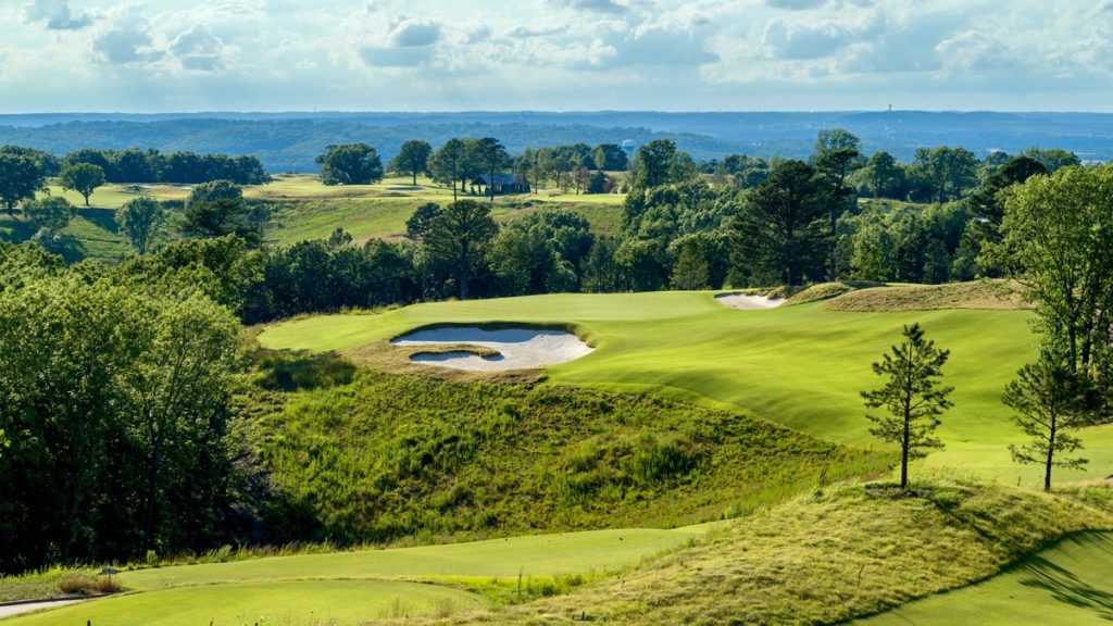 Architecture - Ozarks National - Missouri - The 18-hole layout is routed on a ridge line providing an ideal setting throughout the round.