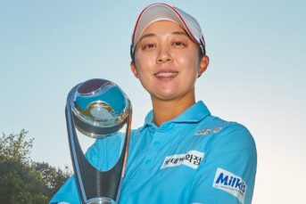 Home favourite Hyo-Joo Kim lifts the Aramco Team Series presented by PIF trophy on her tournament debut