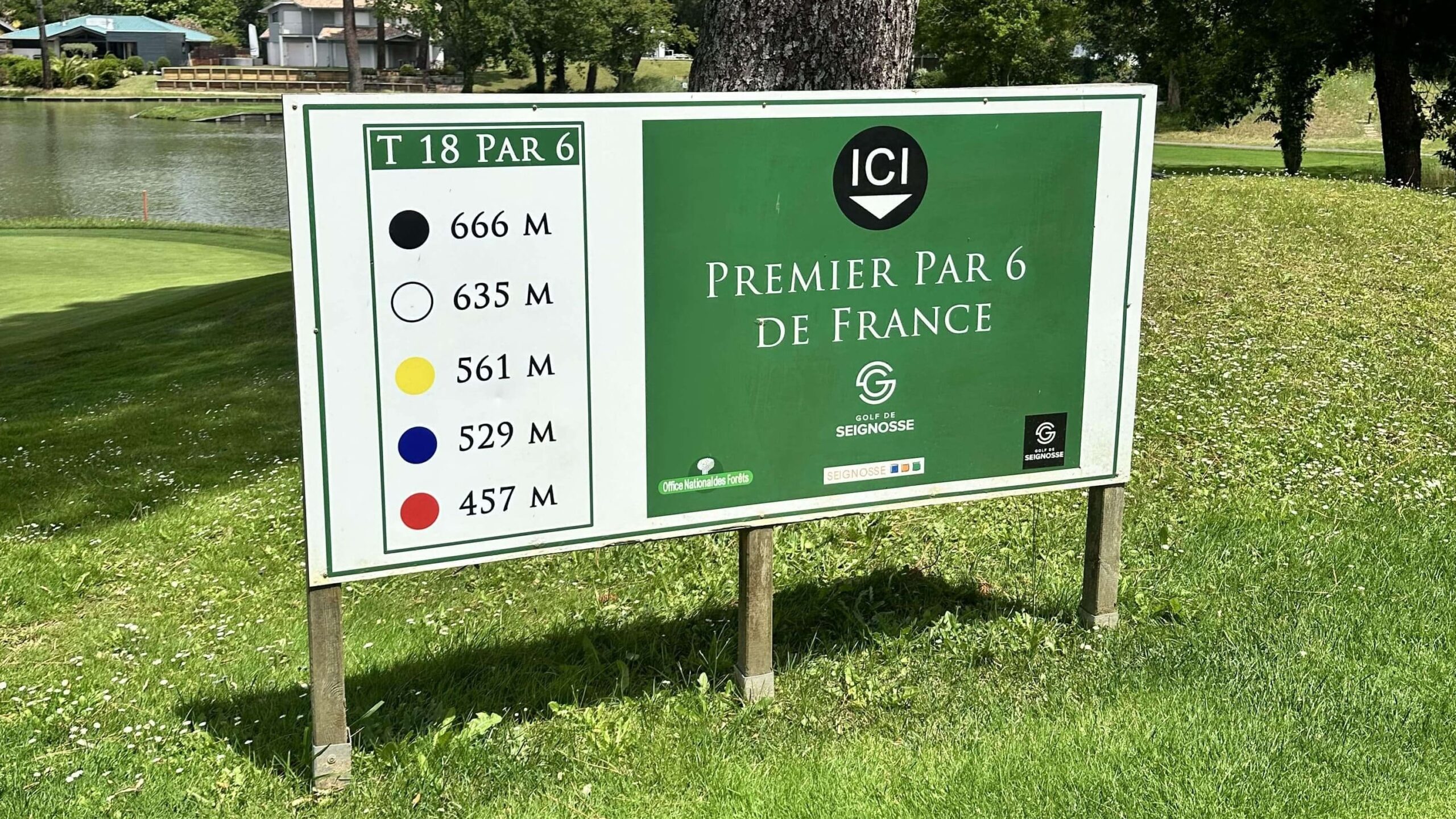 Tee box marker showing the length of the 18th hole at Golf de Seignosse